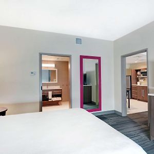 One-Bedroom Queen Suite